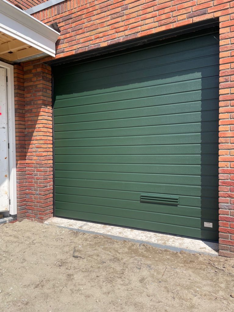 In Numansdorp 7 x elektrische garagedeur inclusief montage, woodgrain plancha, gemonteerd door Ton Smit deuren