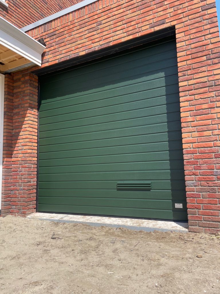 In Numansdorp 7 x elektrische garagedeur inclusief montage, woodgrain plancha met een afsluitbaar rooster