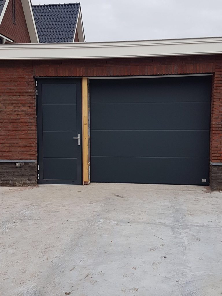 satin plano met luxe line loopdeur ernaast gemonteerd door Ton Smit Deuren