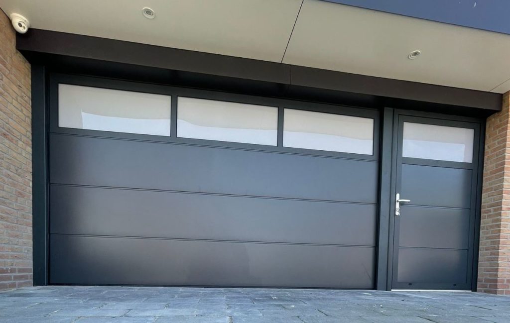 satin plano garagedeur gemonteerd door Ton Smit deuren