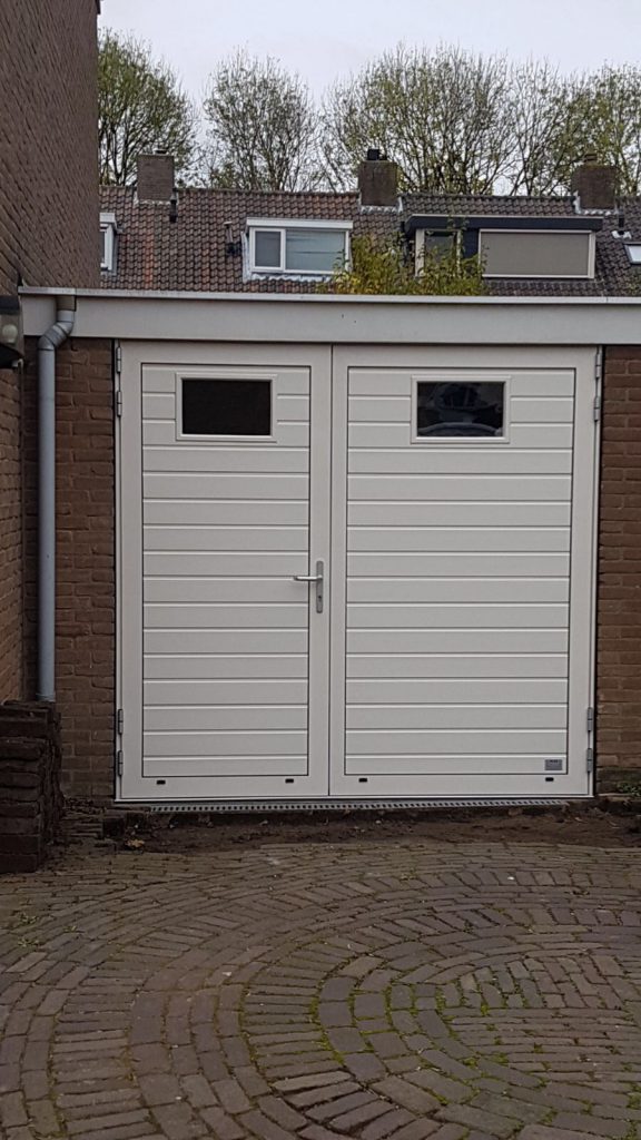 woodgrain plancha luxe line met vensters gemonteerd door Ton Smit deuren