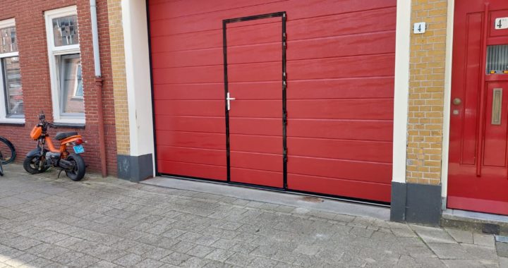 loopdeur ineen overheaddeur gemonteerd door Ton Smit Deuren