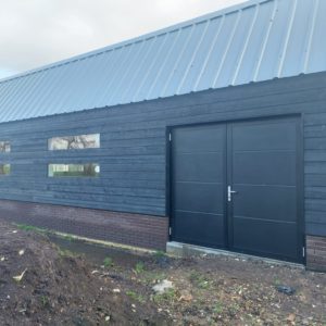 Openslaande garagedeuren gemonteerd door Ton smit deuren