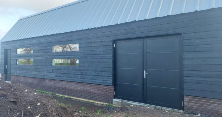 Openslaande garagedeuren gemonteerd door Ton smit deuren