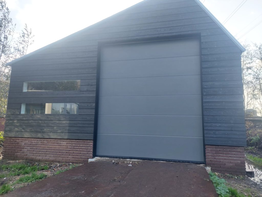 Overheaddeur glas paneel Satin Plano gemonteerd door Ton Smit deuren