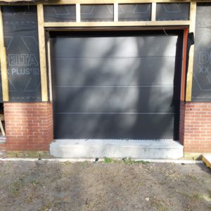 overheaddeur Satin Plano glad paneel gemonteerd door Ton Smit deuren