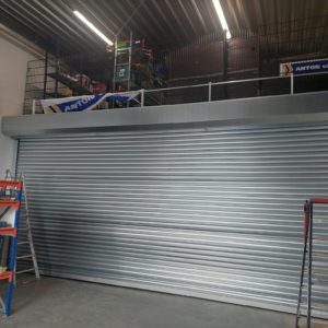 Groot stalen rolluik in Woerden gemonteerd door Ton Smit Deuren
