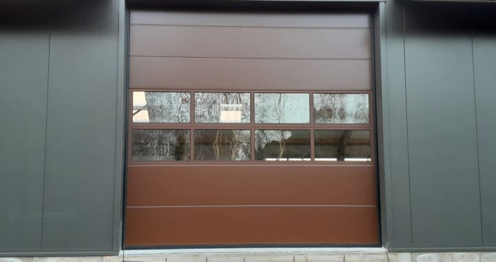 Moderne garagedeur Satin Plano gemonteerd door Ton Smit deuren
