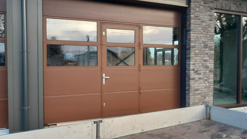 Gladde garagedeur gemonteerd door Ton Smit deuren