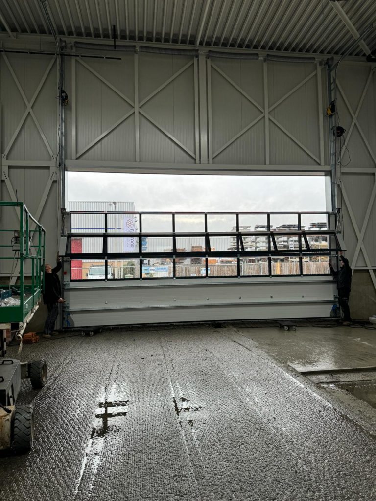 Opbouw van het deurblad door de monteurs van Ton Smit Deuren