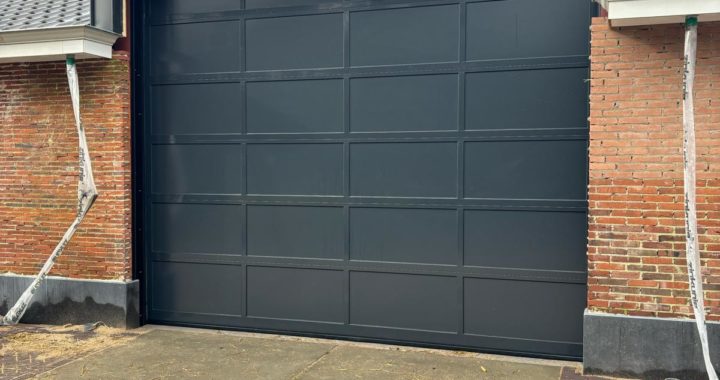 overheaddeur met vlakverdeling gemonteerd door Ton Smit Deuren