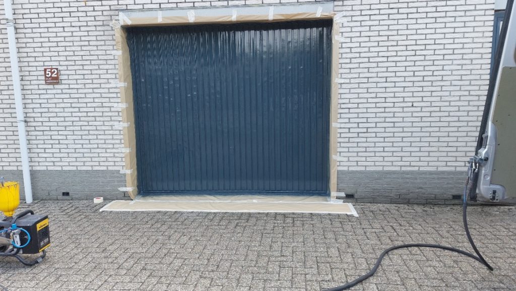 Spuiten van een kanteldeur op locatie.
Ton Smit Deuren