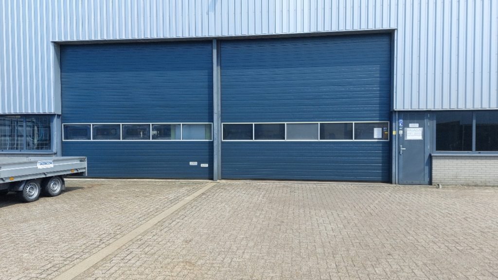 Twee overheaddeuren spuiten.
Glassecties niet in kleur.