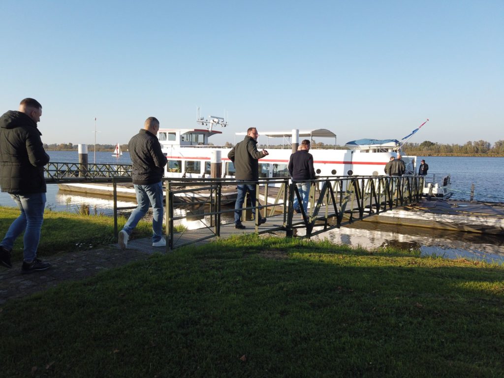 Nebrin bijeenkomst met leden naar een rondvaartboot