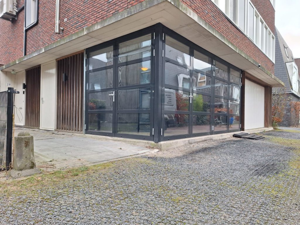 Openslaande garagedeuren gemonteerd in Amsterdam